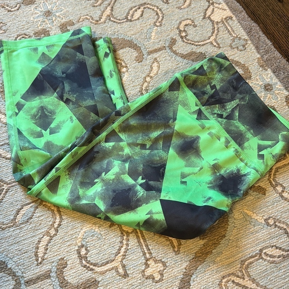 Zella women’s leggings cropped size Large EUC